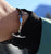 ANKERLIFT Armband in schwarz am Handgelenk in Skioutfit vor Berglandschaft