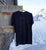 Bügellift T-Shirt für Sifahrer hängt im Schnee im Skigebiet