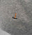 Detailansicht vom ANKERLIFT Stick auf dem grauen Organic Hoodie für Skifahrer.