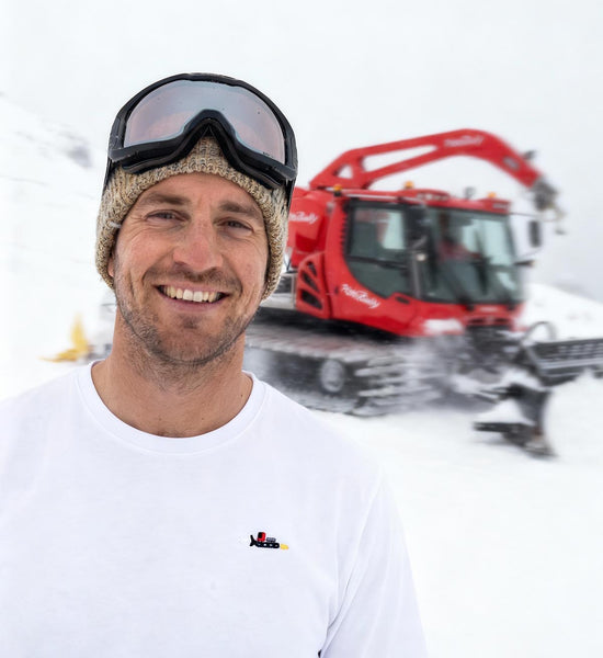 Skifahrer trägt Pistengerät Stick-TShirt im Skigebiet von ANKERLIFT