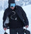 Skifahrer trägt schwarzes ANKERLIFT Tiefschnee T-Shirt im Schznee