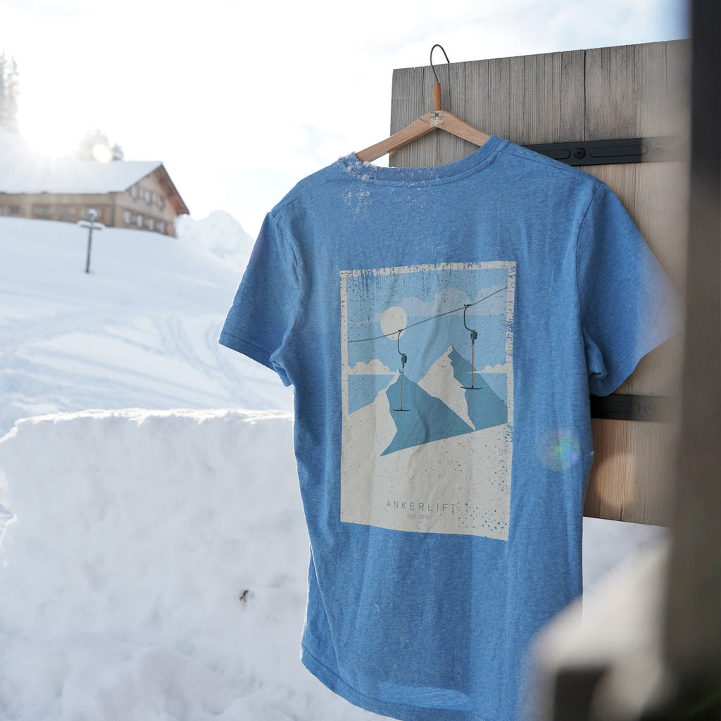 ANKERLIFT Backprint T-Shirt Bluebird in Winterlandschaft