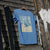 ANKERLIFT Backprint Shirt "Bluebird in blau aufgehängt an Skihütte.