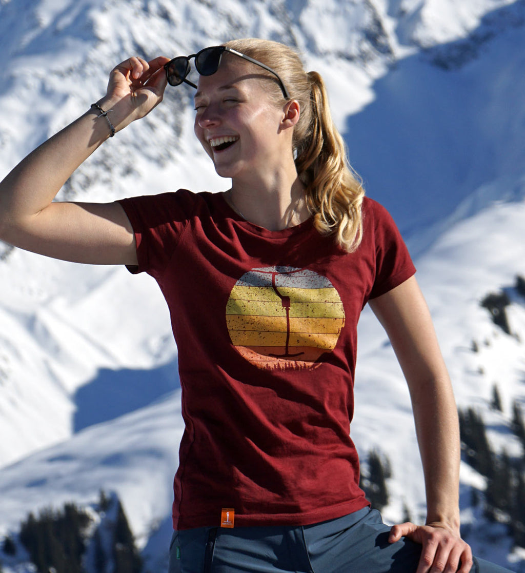 T-Shirt Retrolift von ANKERLIFT im sonnigen Skigebiet mit lächelnder Skifahrerin