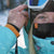 Closeup Aufnahme vom ANKERLIFT_Multifunktionstuch am Model im verschneiten Skigebiet