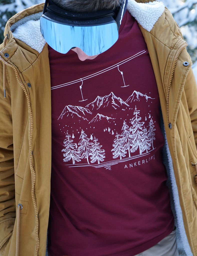 Winterwald T-Shirt am Model in dunkelrot im Schnee