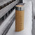 ANKERLIFT Isolierflasche steht im Schnee auf einer Bank im Skigebiet
