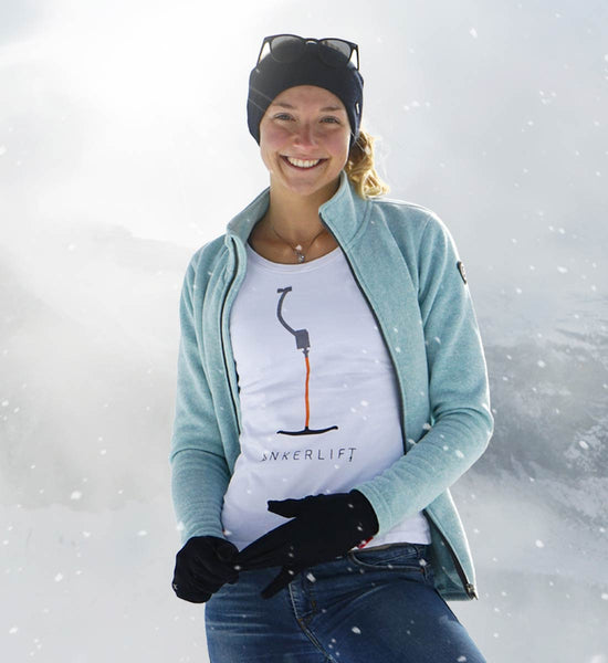 ANKERLIFT TShirt mit Schnee im Hintergrund und Model