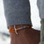 Orangfarbenes Armband von ANKERLIFT am Handgelenk vor Schneebergen